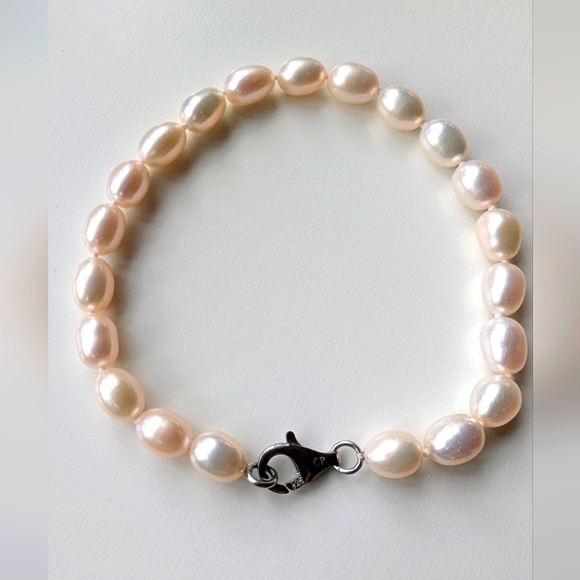 Jewelry - Freshwater Pearl Bracelet in Soft Pink with Silver Clasp